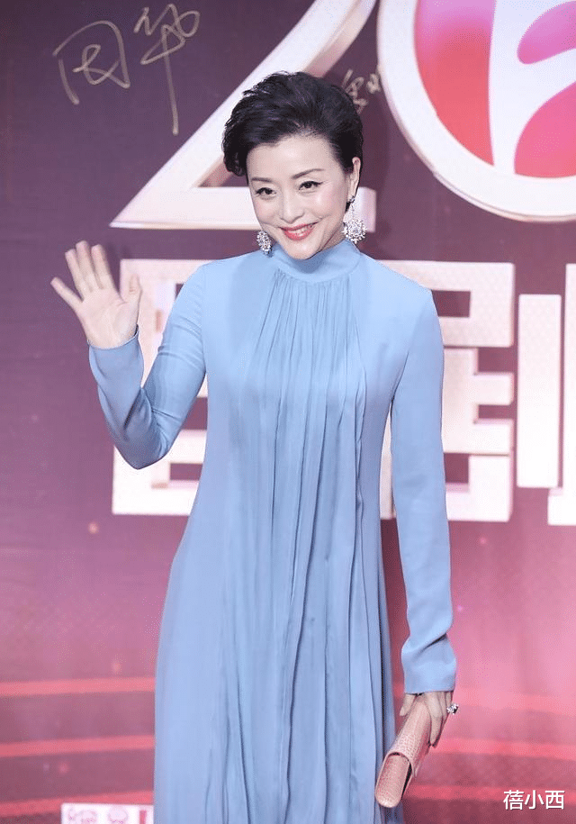 蓓小西|杨澜和富商老公同框，穿小黑裙配丝袜真优雅，依偎着老公一脸幸福