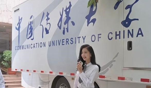 冯琳|“领诵员”冯琳再次登台朗诵，端庄又大气，已经脱掉不少学生气