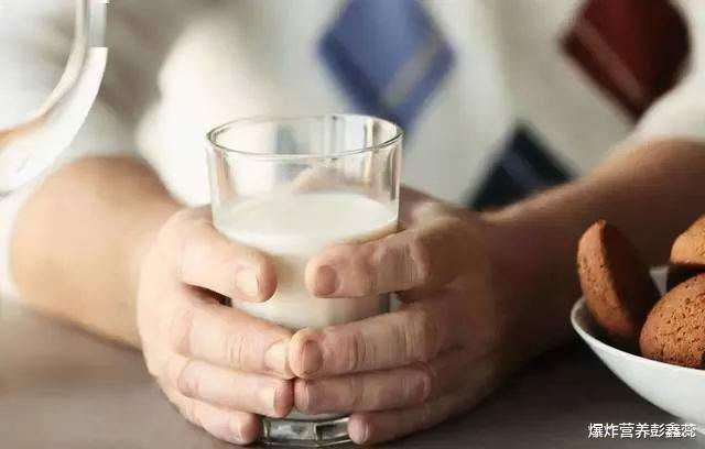 牛奶|中老年人喝牛奶与不喝牛奶，究竟有什么区别？通过对比发现结果
