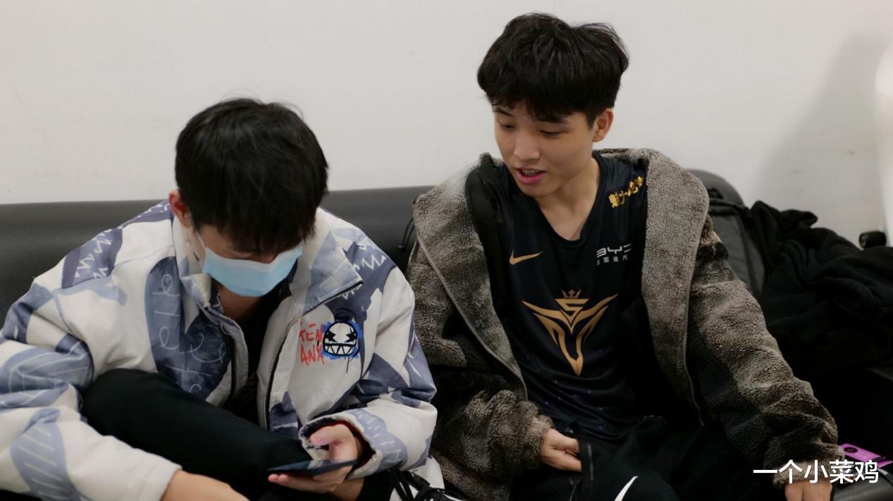 v5战队|LOL：养老院V5被OMG碾压，小龙堡经典被抢龙变“小堡”，Rookie还没上场就变院长