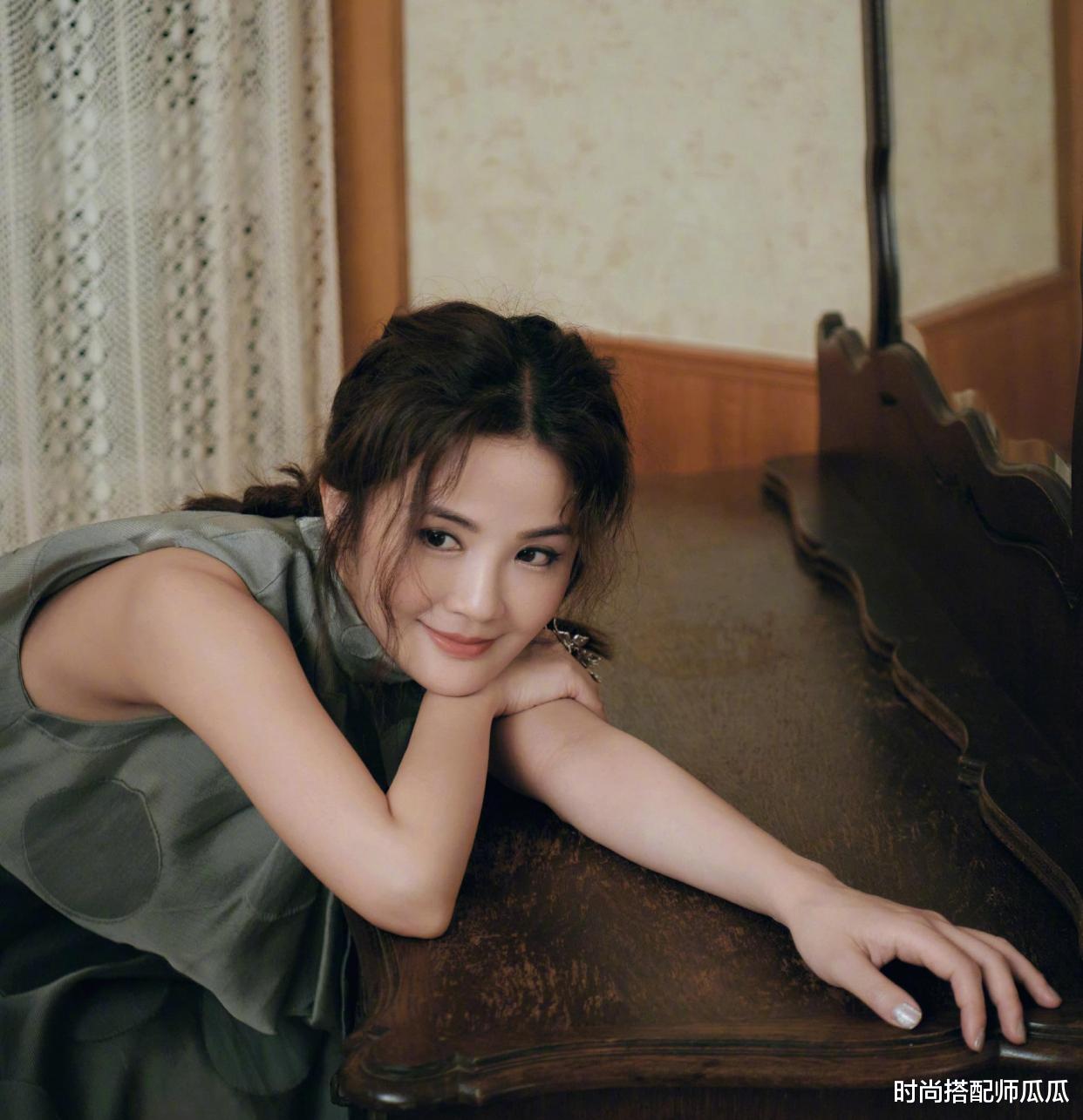 时尚搭配师瓜瓜|39岁阿Sa最新写真,T恤配黑丝玩下衣失踪,看着跟20岁时一点没变