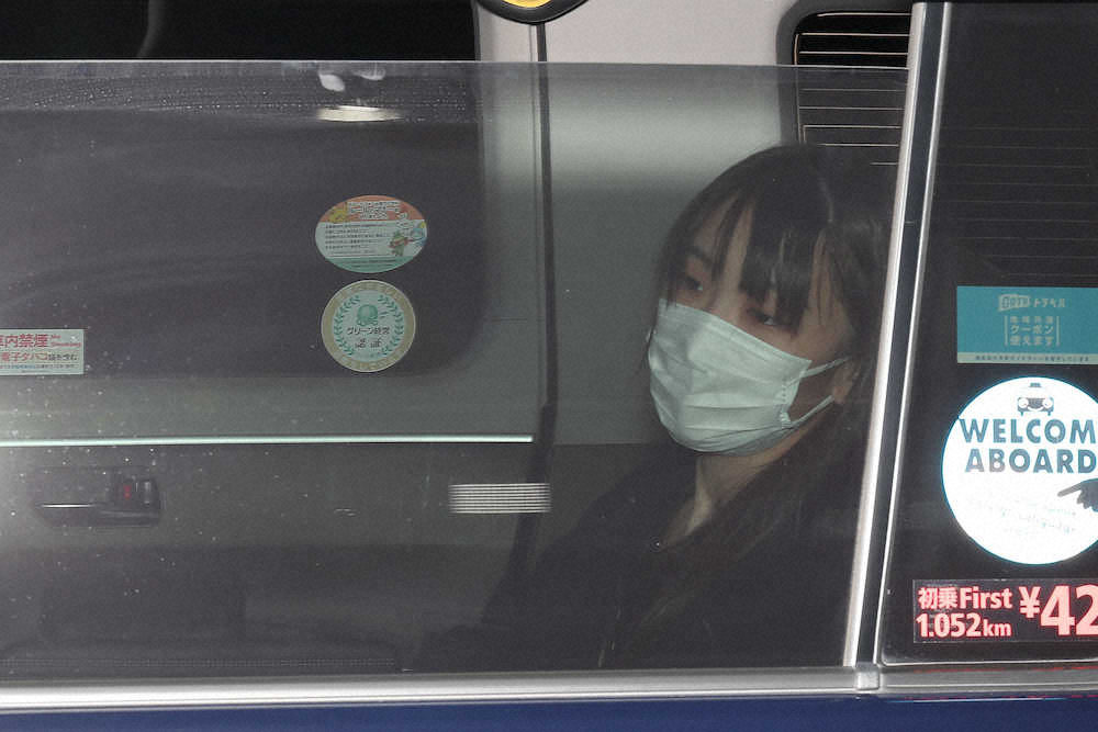 佳子公主|真子公主独自去医院看望外公！刘海都扎眼睛了，目中无神憔悴太多