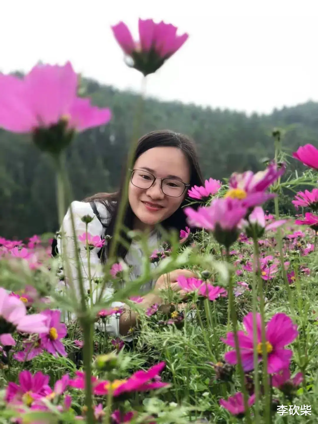 兰州|2021年6月，梁小霞的母亲揭开女儿的雕像，她双手久久不愿放下
