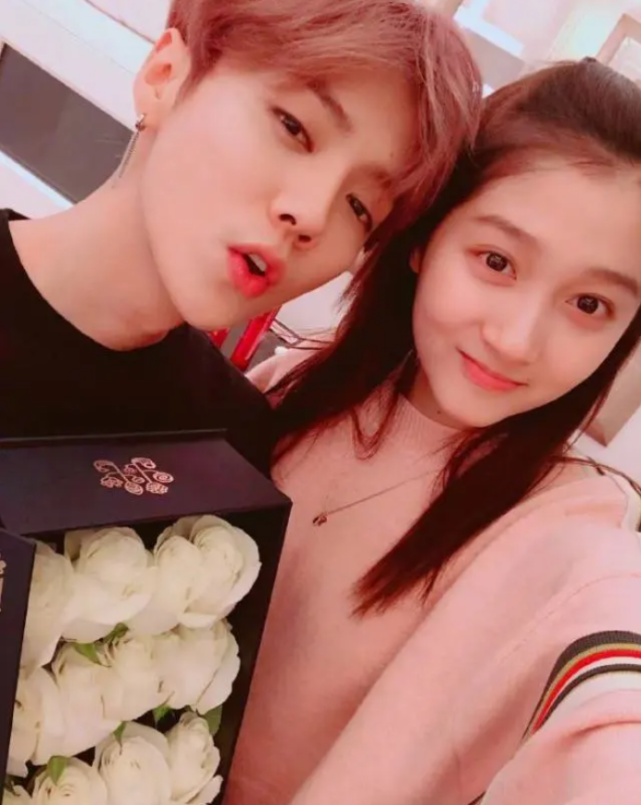 鹿晗|太甜了！鹿晗连续两天陪关晓彤打羽毛球被偶遇，不怕曝光被夸赞