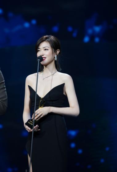 万茜|万茜挑战性感路线，穿抹胸高开叉长裙，网友：大秀好身材