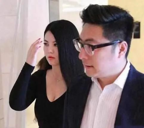 李湘|李湘疑似曝光新恋情！新欢无意避嫌早就有暗示，网友纷纷送上祝福