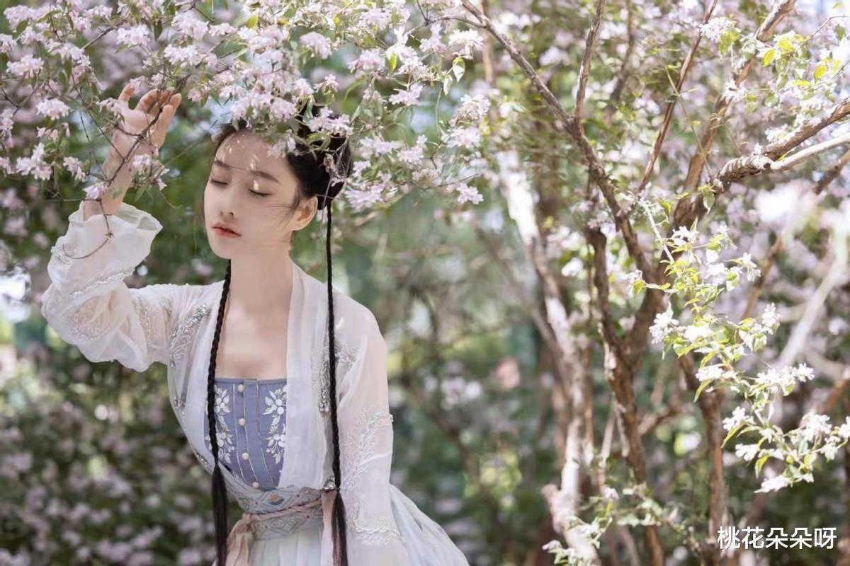 精灵旅社4|冯提莫演唱小红花,新的一年希望大家不服输,歌声温柔充满力量