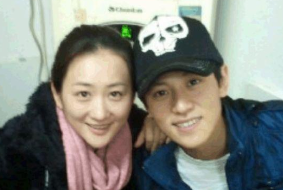 娱乐圈|她亲手把弟弟带进娱乐圈，如今自己不温不火，弟弟却红到发紫！