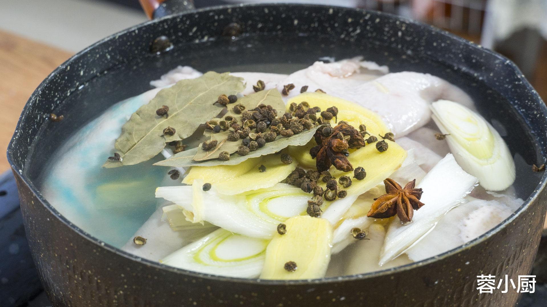 猪皮|秋冬干燥寒冷，女人要多吃6种食材，补水又驱寒，面如桃花显年轻