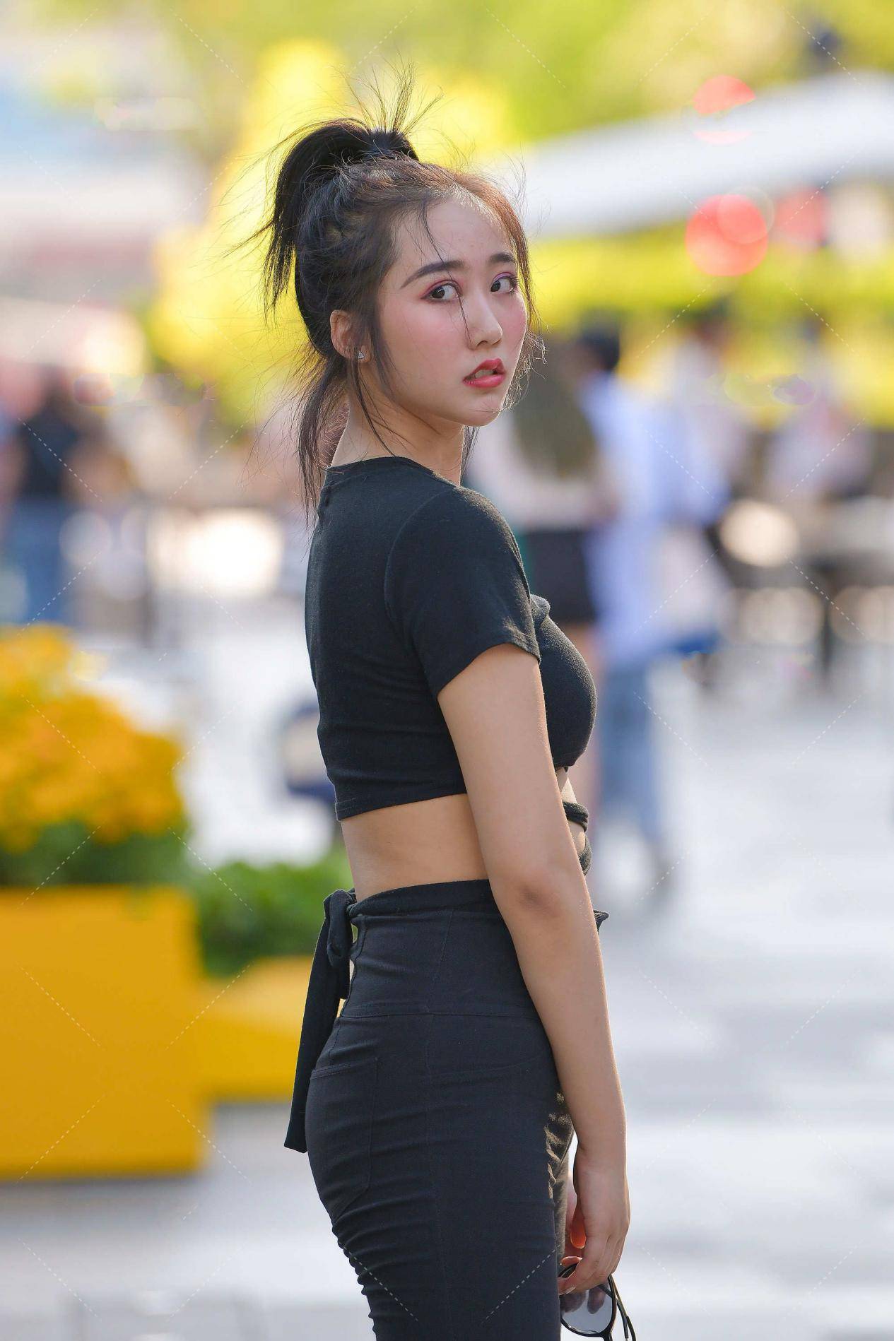 希林娜依·高|暗黑系的搭配,扎上高马尾发型,如同一匹活力十足的小野马