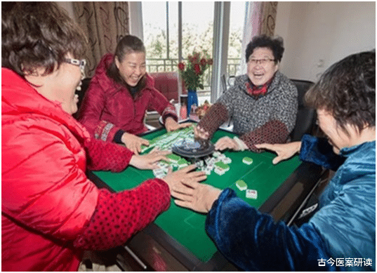 医生|52岁阿姨紧急入院,甲状腺结节转癌,医生:一把年纪怎能如此放纵