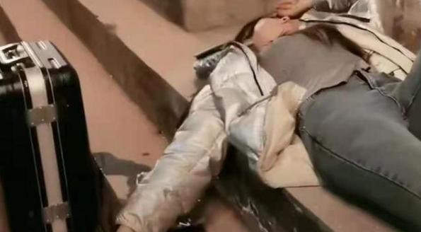 邹俊岚说 河南洛阳：疑因男朋友娶了别的女人，年轻女子烂醉如泥躺街头