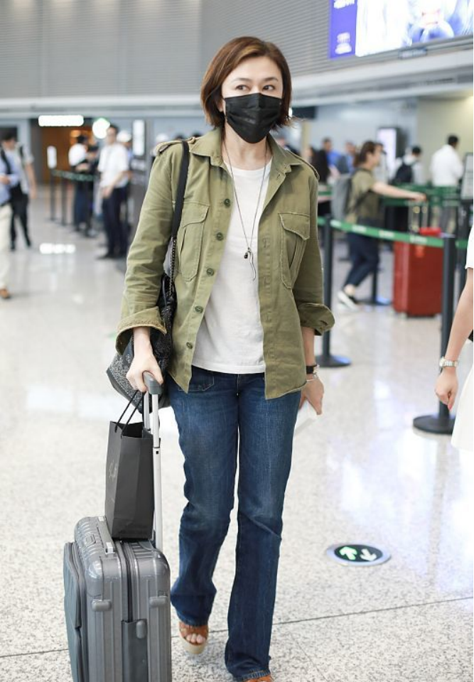 外套|关之琳岁数大了还在扮嫩,工装外套配牛仔裤,挑染短发真显年轻