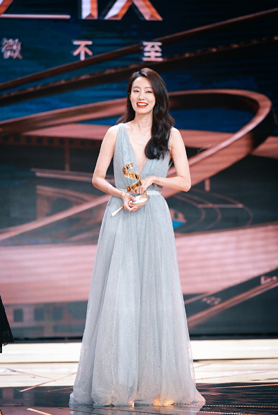 何有强|张小斐“火”了后衣品更好了，一袭浅蓝色礼服清新浪漫，高级精致