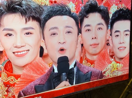 表情包|央视春晚十大亮点！岳云鹏实力挽救口误，吴京被做成表情包太搞笑