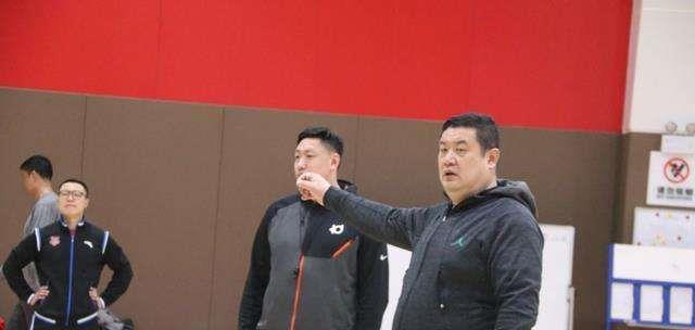 山东男篮|惨败27分，宫鲁鸣发飙做出紧急决定，徐长锁这回麻烦大了