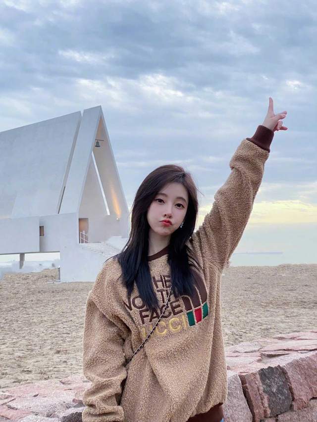 冯提莫|仙女正确的打开方式，还得学习学习人家冯提莫，这氛围感绝了！