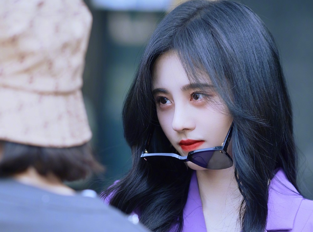 鞠婧祎|SNH48成员“复制”鞠婧祎，妆容服饰全照搬，连头发都模仿到精髓