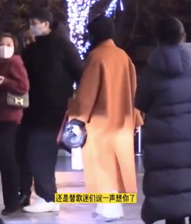 王菲|王菲北京逛街大阵仗，四人团队陪伴出巡，高大猛男贴身照顾