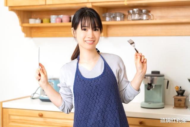 琉璃红孔雀|家宴上，大姑姐把喝剩的汤倒回锅里，弟媳拂袖而去：这饭没法吃