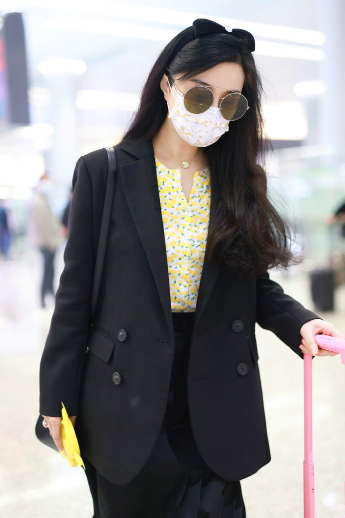 穿衣搭配|范冰冰渴望拍戏，走机场也要穿西装凹出职场范，看着像是去上班