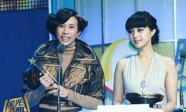 陈翔|多年前站着被人碾压的女星，如今坐着也能碾压别人，这合照有深意