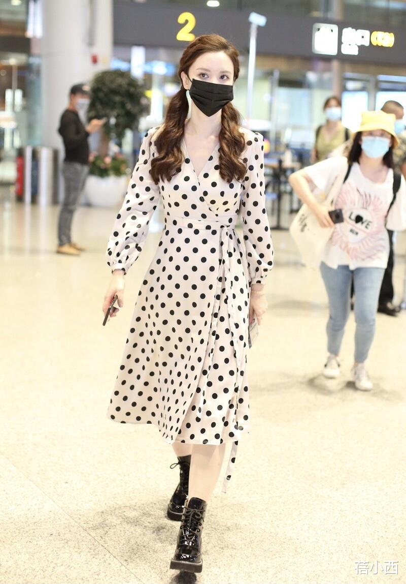 素菜|张萌带火了一种穿搭，叫“波点连衣裙+双马尾”，年龄都被藏起来