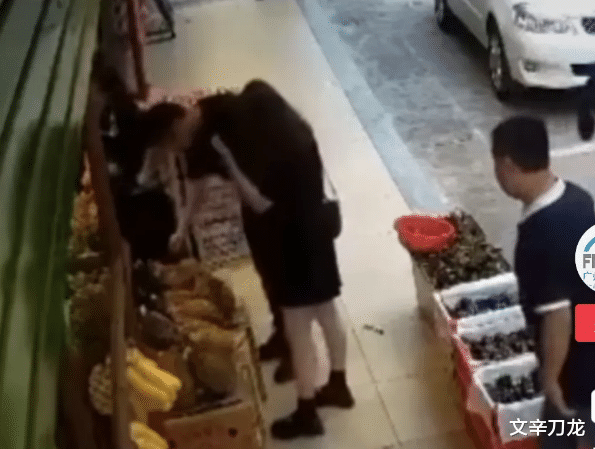 案例回顾：猥琐男当街跪地偷看女生裙底，小情侣专心挑选水果浑然不觉