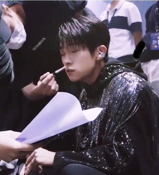 易烊千玺|女孩背景有多强？当众帮易烊千玺整理衣服，胖虎站旁边不敢阻止