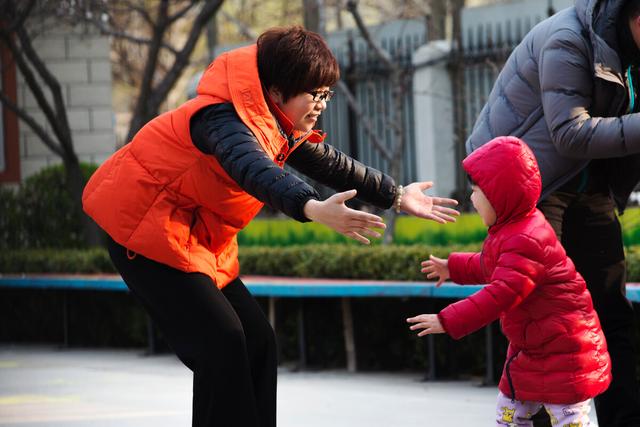 你像意外|小男孩领奖状演出“曲折剧情”,听到自己名字时喜极而泣,不容易