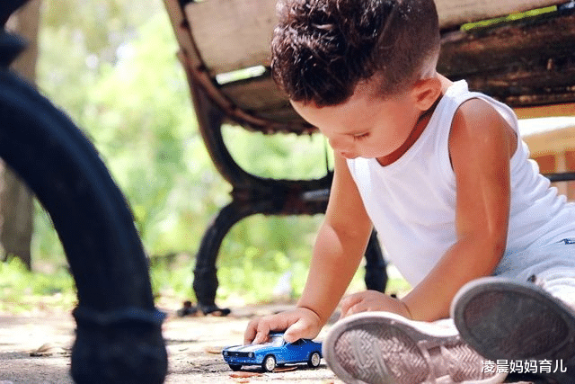 凌晨妈妈育儿|孩子注意力不集中,不一定是智力问题,根源还在父母自己身上
