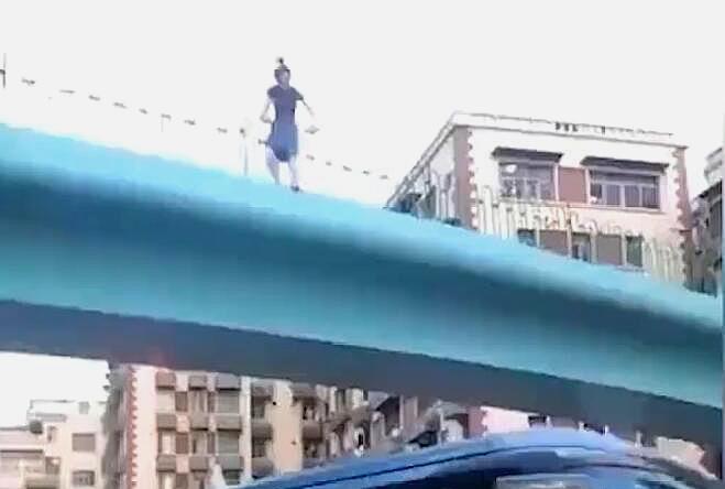 说说热点故事烩 厦门一年轻女子手持砖头从天桥跳下,砸到大巴重摔在地,现场曝光