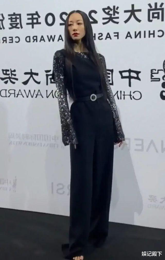 韩雪|走个红毯拍成诡异风，裙子拖地光脚走路姿势还奇异，韩雪怎么了？