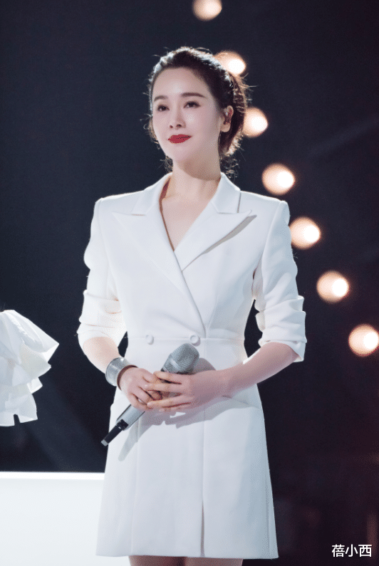 蓓小西|左小青浑身透着“女团感”,“真空”穿白西装裙,身材气质都太靓