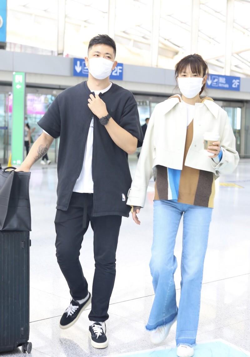 李艾|42岁李艾携老公走机场，“勾肩搭背”笑成眯眯眼，齐刘海更减龄