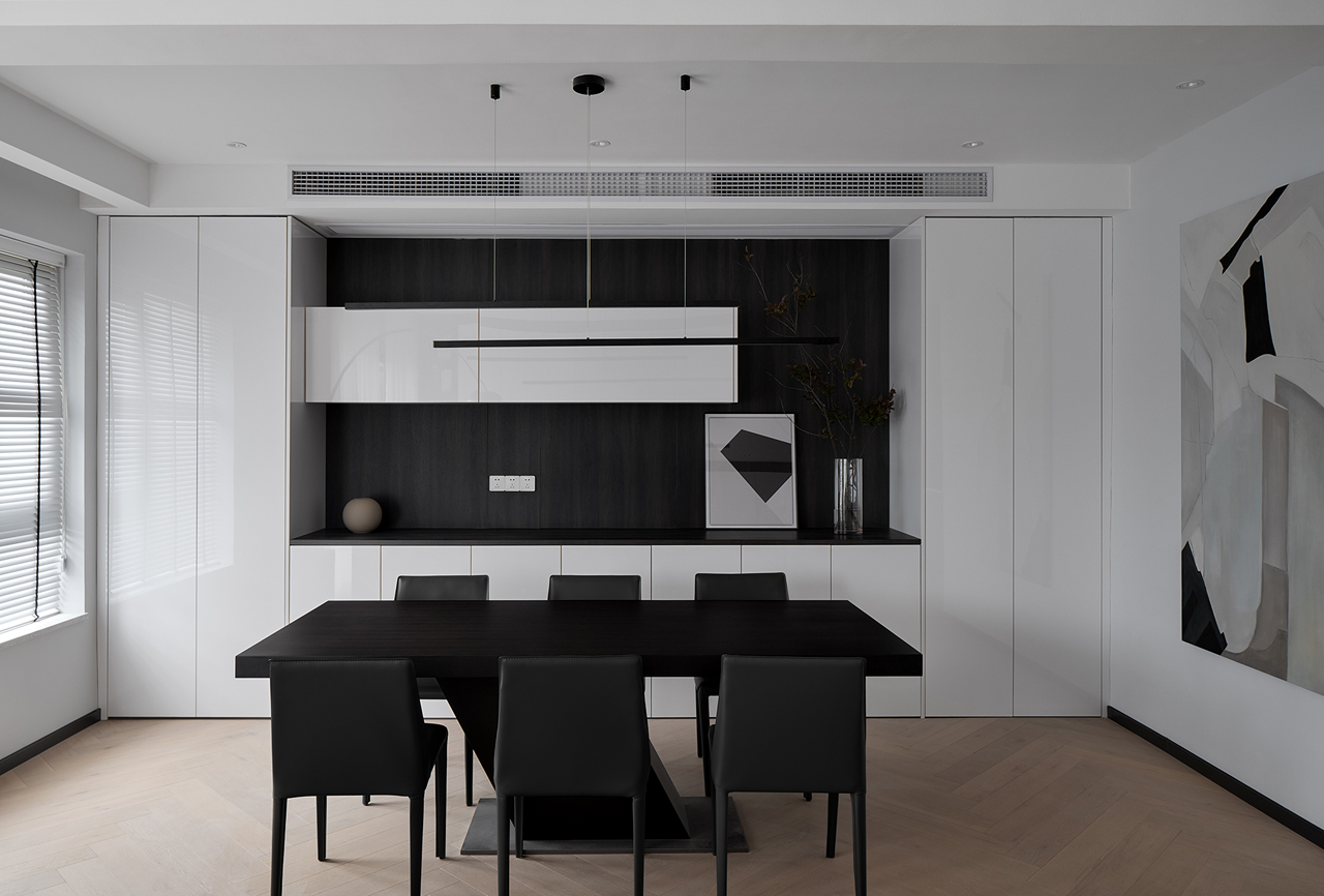 163㎡简约跃层,时尚黑白灰+暖心跳色,既稳重又温馨