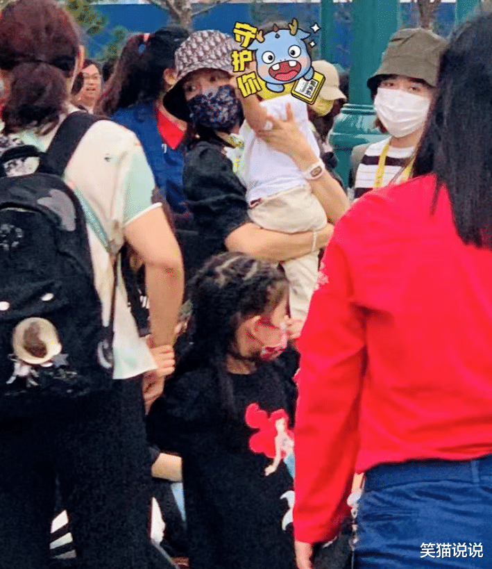 告白夫妇|网友晒章子怡汪峰一家五口游玩照，儿子眼睛很像汪峰，6岁醒醒与父亲腰部齐高！
