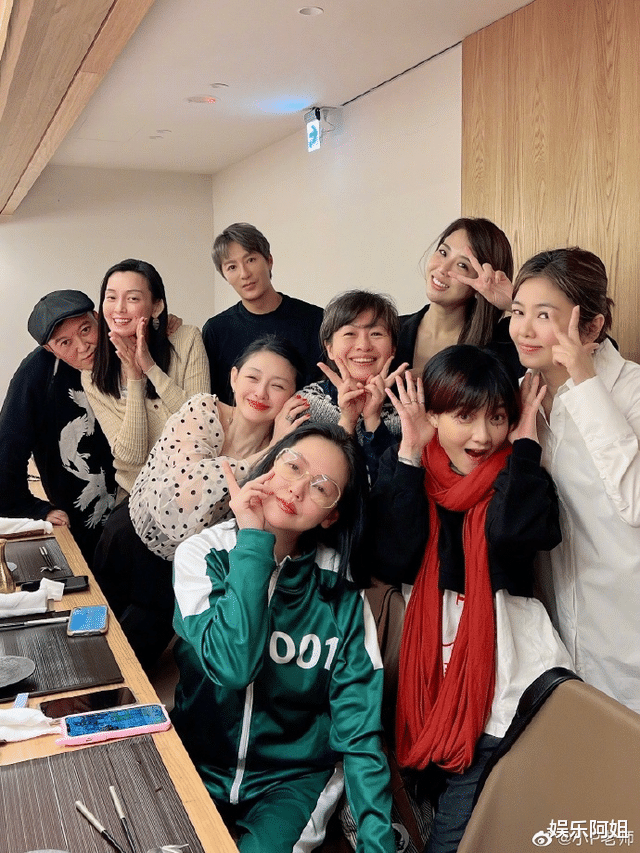 大S|大S离婚后首现身！放飞自我亲密揽实男闺蜜，眼神迷离醉意十足