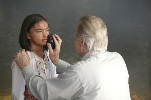 静欢情感 游乐场游乐车坠落，83岁老兵舍身救出小女孩