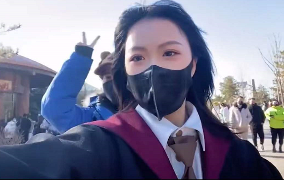 王一博|杨倩喜获新身份！人民日报聚焦报道，王一博亲自颁发证书，杨倩激动发声