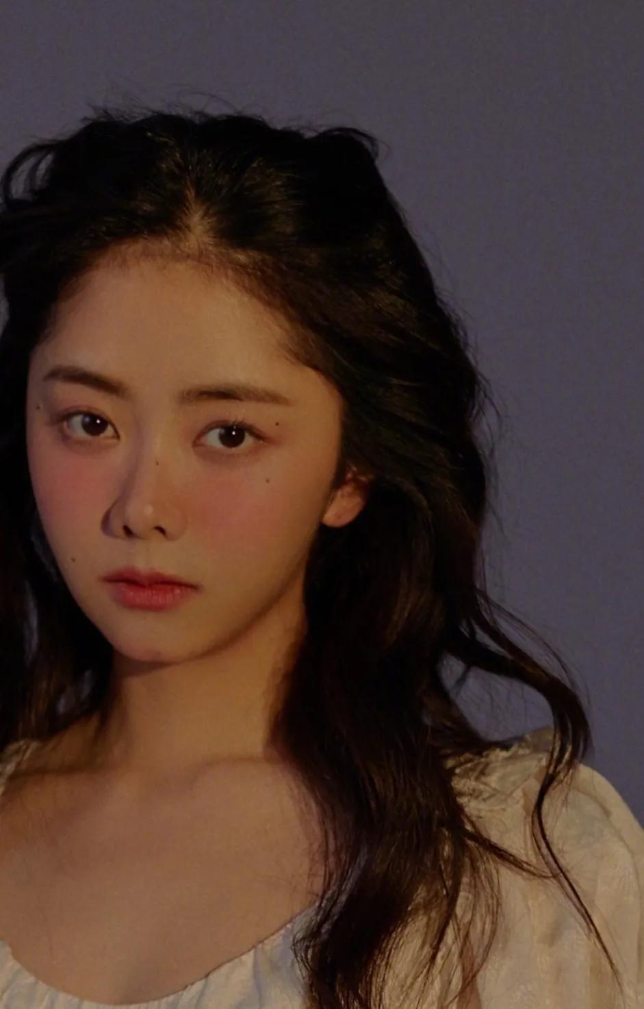 腮红|喝了假酒的Jennie竟穿肚兜上台?讲真,有被她的屁桃红炸到