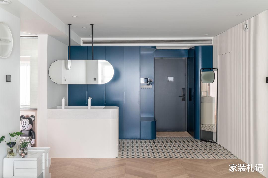 73m2两房，玄关进门就有衣柜、洗手台，好看实用颜值高