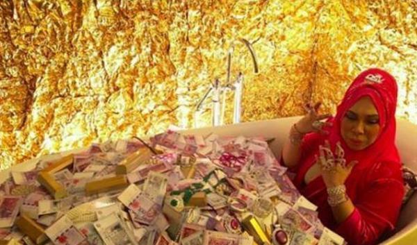 春晚|春晚观众席女富豪身份被扒，网传其佩戴珠宝总价值超六千万