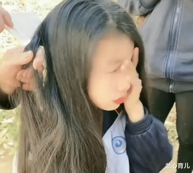 兰心育儿|初中女孩长发及腰，因不符合校规含泪剪掉，前后像换了一个人
