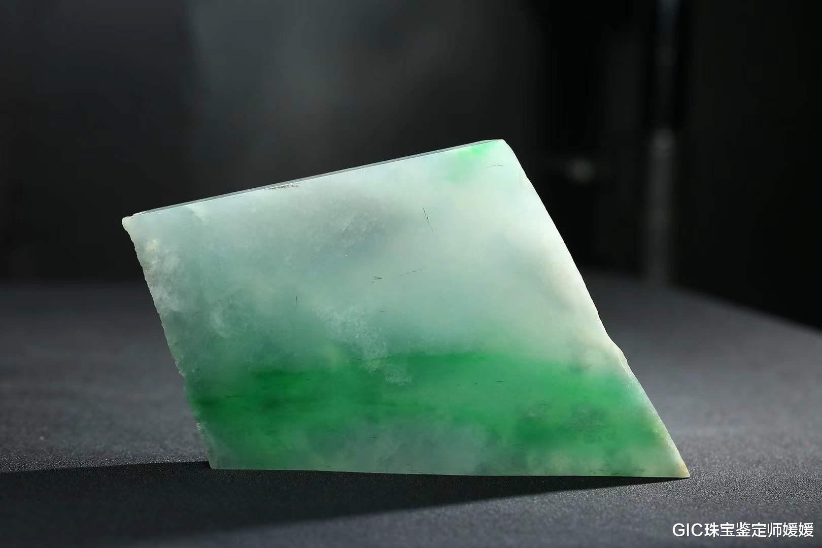 翡翠|平淡无奇的翡翠料子,经过玉雕师手之后完美蜕变,玉不琢不成器