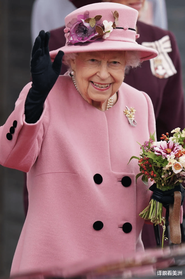 |英王室圣诞节吃饭规矩多，享用大餐前称体重，爱宠柯基犬也有菜单