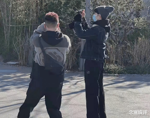 肖战|肖战打卡环球影城，为了不让秩序变混乱，刻意避开人多的地方玩耍