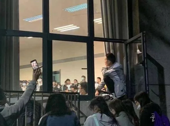 安妈育儿日|扒墙翻窗也要听？武汉大学恋爱心理学爆火，网友：对知识的渴望