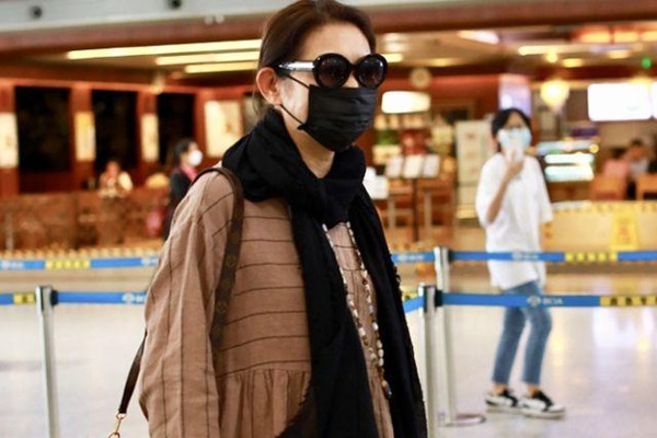 倪萍|倪萍孤身惊现机场，蒙面打扮，气势强大