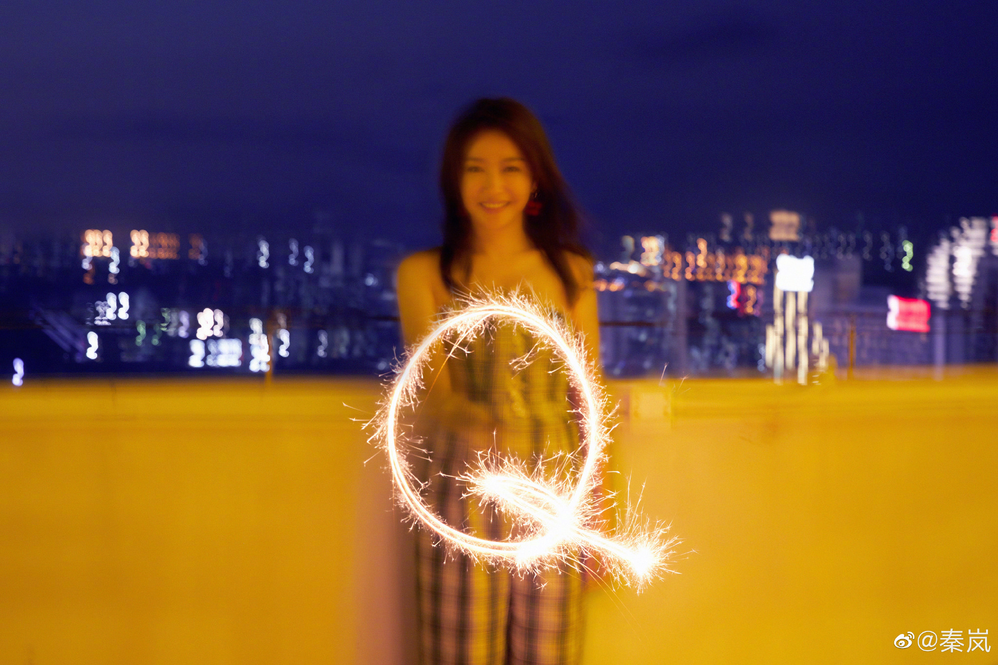 秦岚|秦岚在楼顶天台玩烟花，还用烟花写自己的名字，网友：P图的吧！